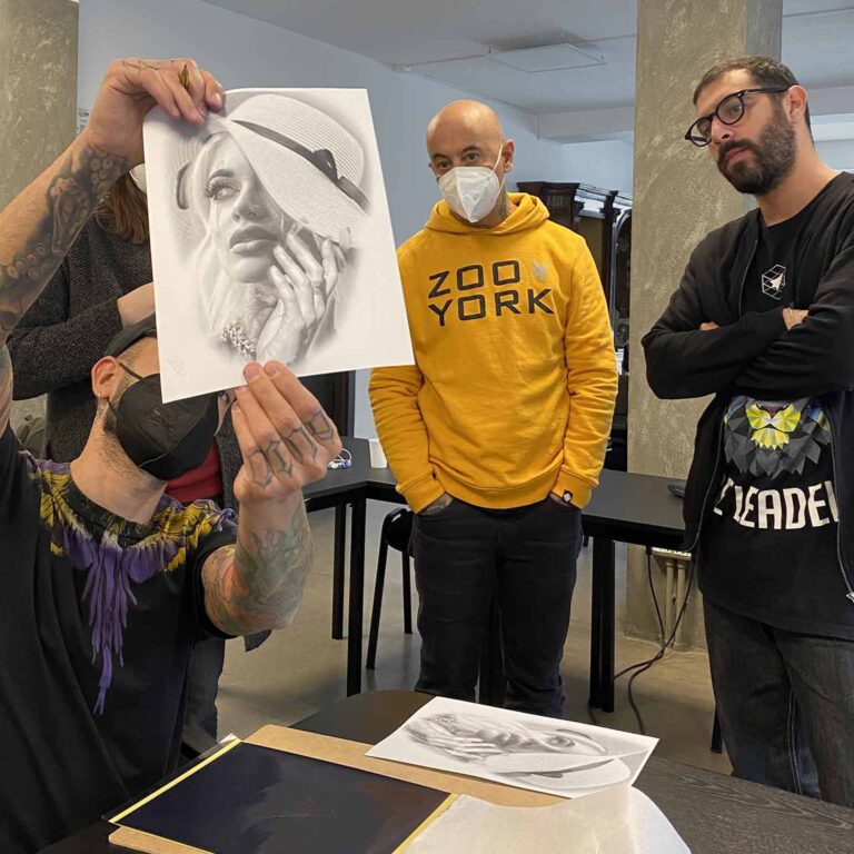 Eight crea lo stencil per un tattoo black 'n' grey