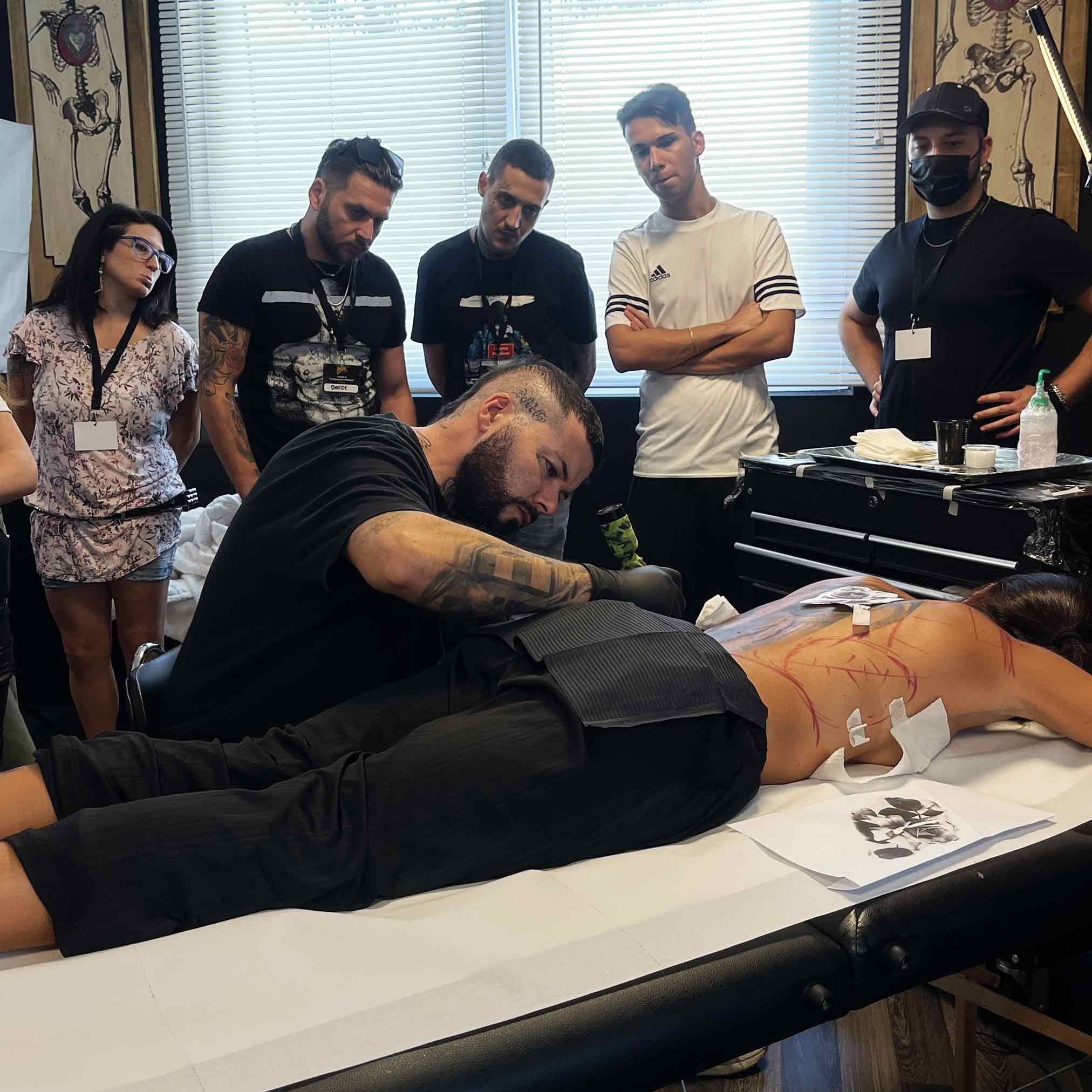 Antonio Macko tatua al corso di Abilitazione tattoo e piercing