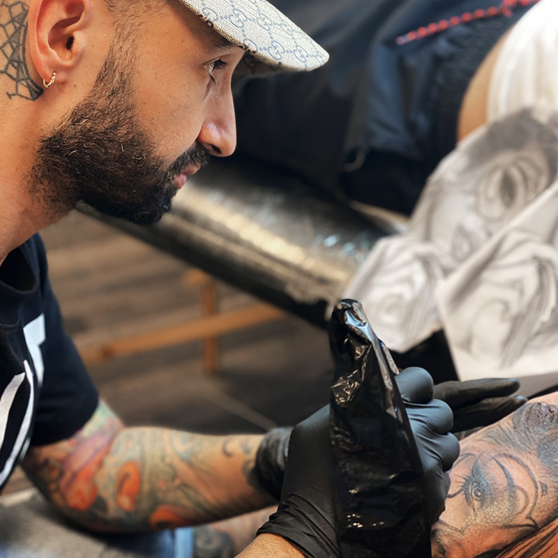 Eight tatua al corso di tattoo Black 'n' grey